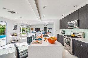 Frigorífico, microondas, horno y placa de cocina