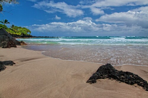 MINUTES TO HAMOA BEACH, BEST LOCATION IN HANA