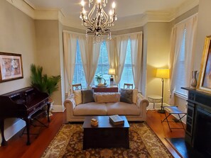 Smart TV, caminetto, lettore DVD, videoteca