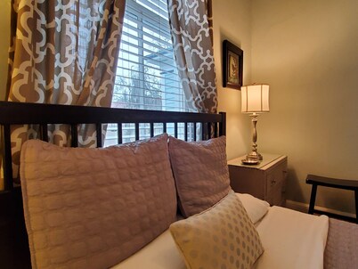 The Janie: A Charming Victorian Downtown near Forsyth Park. Spacious w/ Parking
