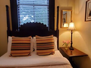 4 bedrooms, desk, iron/ironing board, free WiFi - The Janie: A Charming Victorian Downtown near Forsyth Park. Spacious w/ Parking (Savannah)