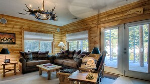 A log cabin interior with a sofa set, a coffee table, and a lamp. - Lake Front Log Home, Amazing Mountain Views, Private Fishing and Canoeing (Idaho Springs)