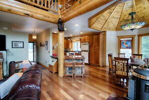 TV connectée, cheminée, lecteur de DVD, livres