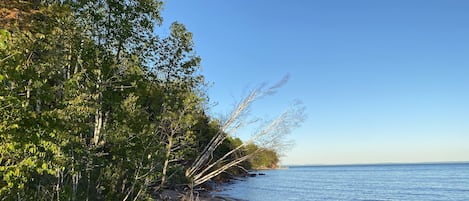 Rannalla, aurinkotuoleja