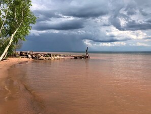 På stranden og solsenger