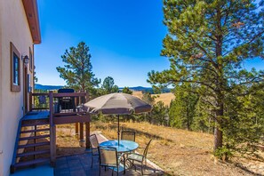 Outdoor dining - Gorgeous Mountain Cabin on 35 acres! Hot-tub & Spectacular views of Pikes Peak! (Divide)