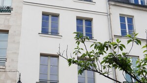 A multi-story building with several windows and balconies. - LATIN QUARTER, WOODEN BEAMS, 30–60 days ahead? Ask for a private offer. C2-VAs (Paris)