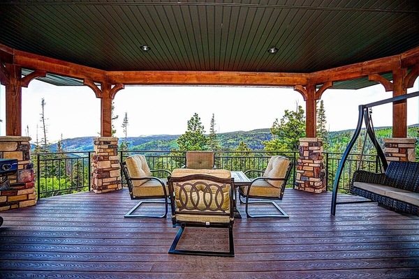 Luxurious Mountain Retreat!
Amazing views from the Knotty Bear Cabin.