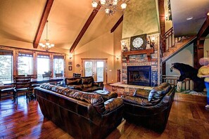 Smart TV, fireplace, DVD player, table football - Beautiful Luxury Cabin With Amazing Views! (Beaver)