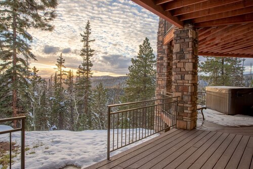 Beautiful Luxury Cabin With Amazing Views!