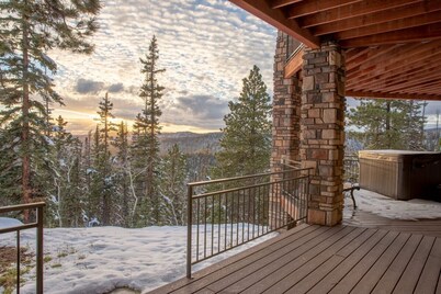 Beautiful Luxury Cabin With Amazing Views!