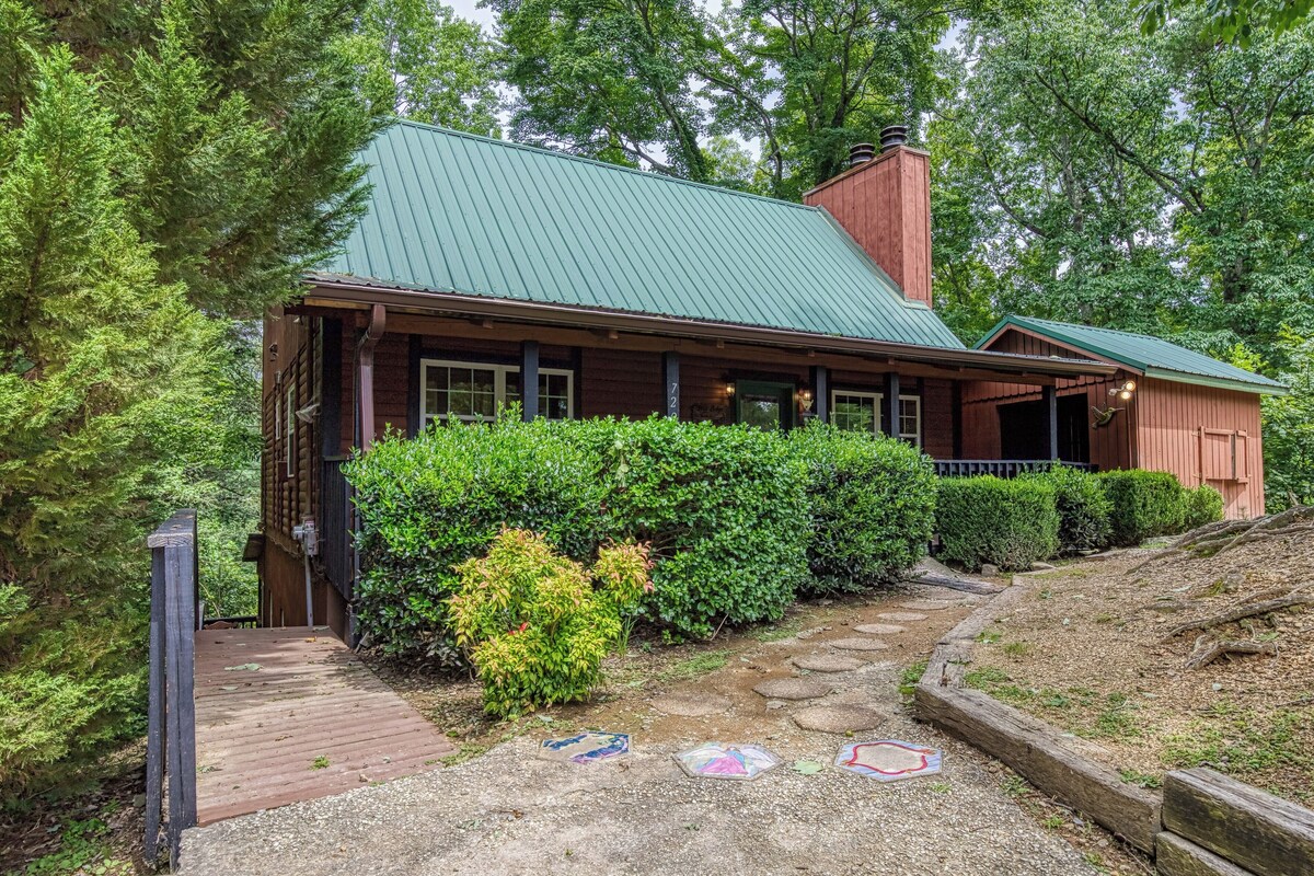 Close to Pigeon Forge and Dollywood- Sleeps 20-Indoor Putt Putt-Outdoor Pool Access-Dog Friendly