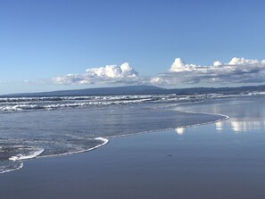 On the beach - Beachfront Condo with Spectacular Views, Comfort and Fun For All (Watsonville)