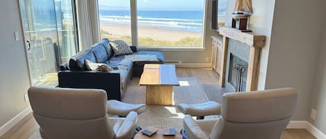 Smart TV, chimenea, reproductor de DVD y libros