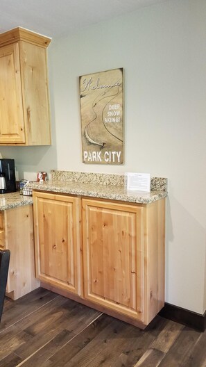 Frigorifero, microonde, forno, piano cottura