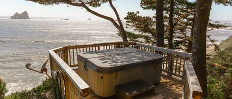 Outdoor spa tub