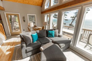 DVD player, books, video library - Honeymoon Cove- Exclusive Beach, Ocean View & Spa (Gold Beach)