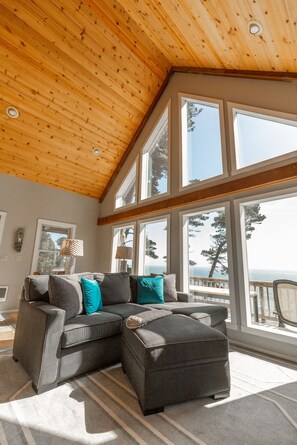 DVD player, books, video library - Honeymoon Cove- Exclusive Beach, Ocean View & Spa (Gold Beach)