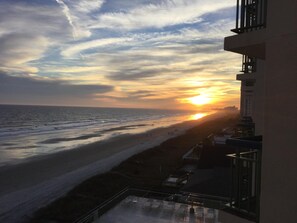 On the beach - Beautiful views await you in this family friendly, quiet resort (North Myrtle Beach)