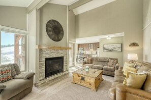 Smart-TV, Kamin, DVD-Player, BĂŒcher