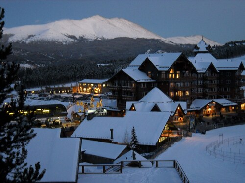 True Ski In / Out Awesome Views-Peak 7-8  Located on the main floor- slope side