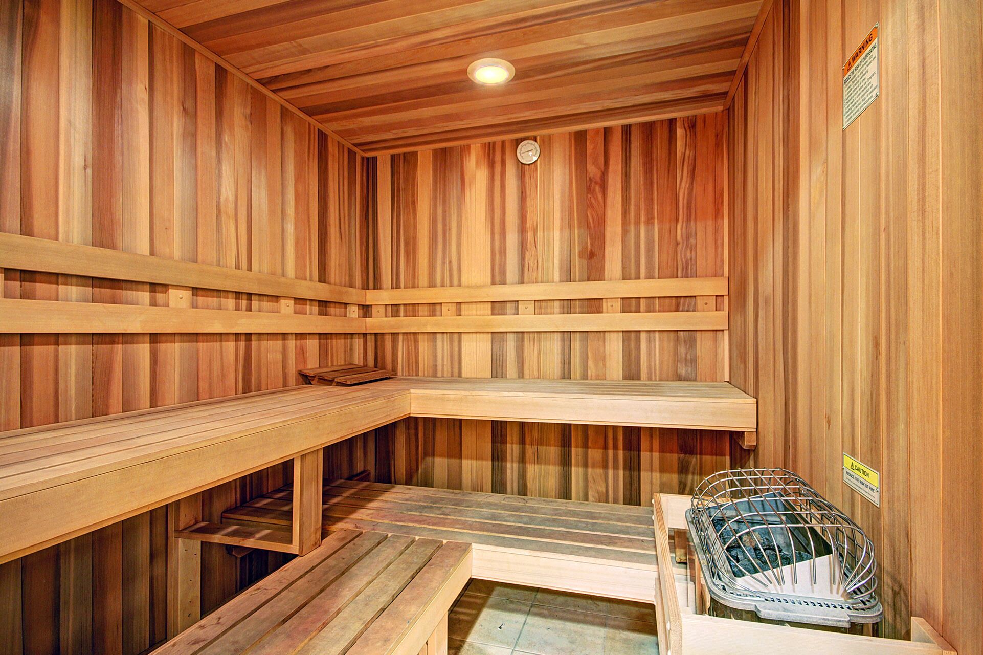 Una sauna con paredes y bancos de madera.