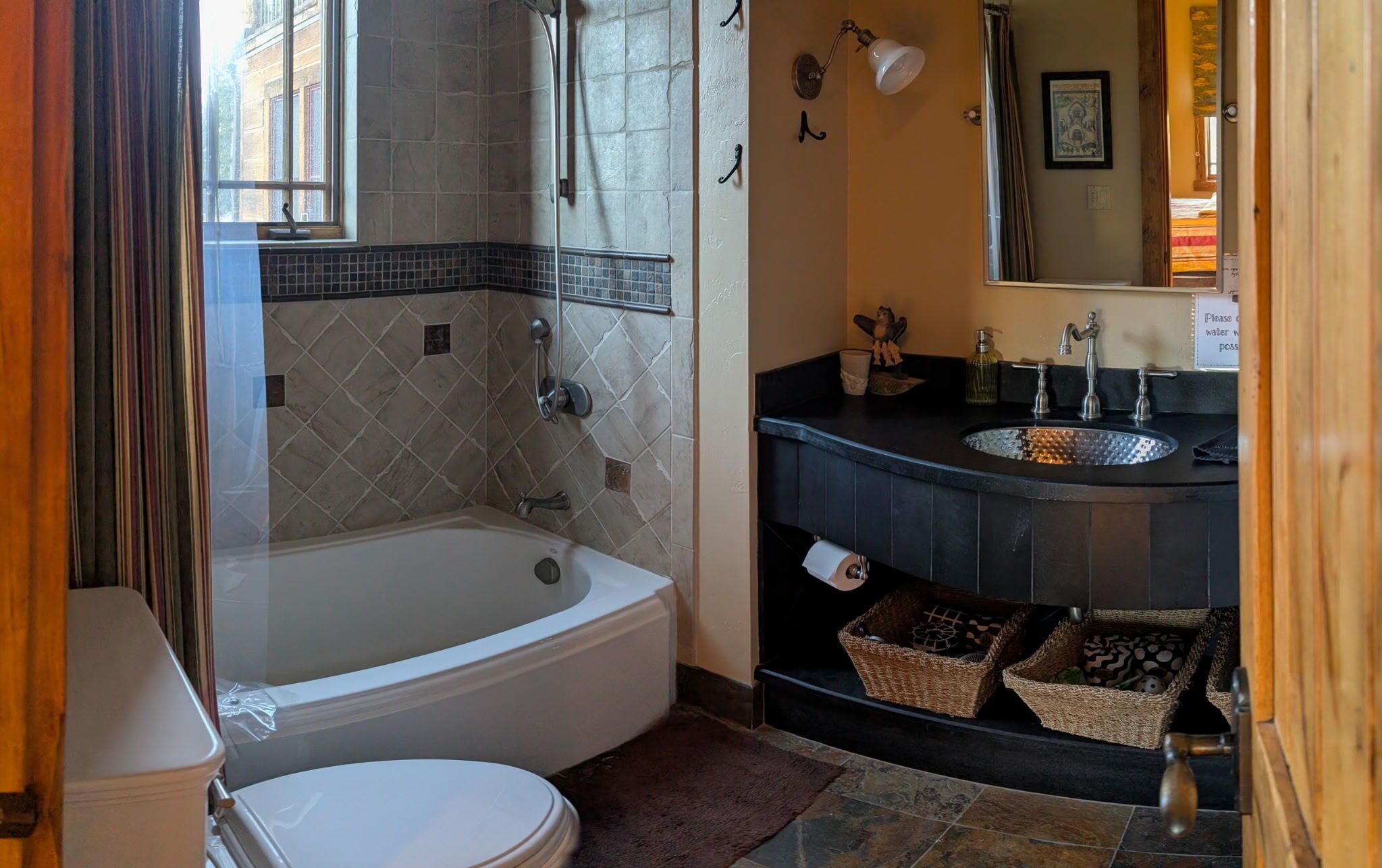Une salle de bain avec une baignoire, des toilettes et un lavabo.