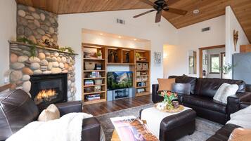 Televisio, takka, pöytäjalkapallopöytä, kirjoja