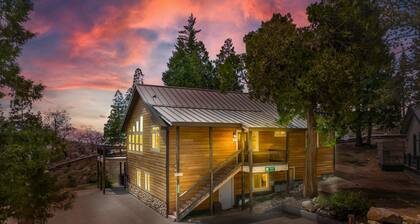 Yosemite Summit & Little Summit koti on 5 makuuhuoneen duplex, joka koostuu 2 yksiköstä