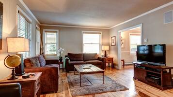 Smart TV, fireplace, DVD player, stereo