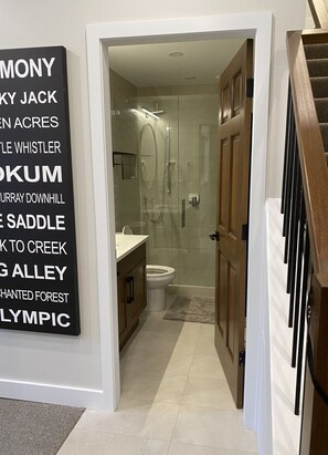 Combined shower/bathtub, hair dryer, towels - Family Friendly Town House Steps To The Village. (Whistler)