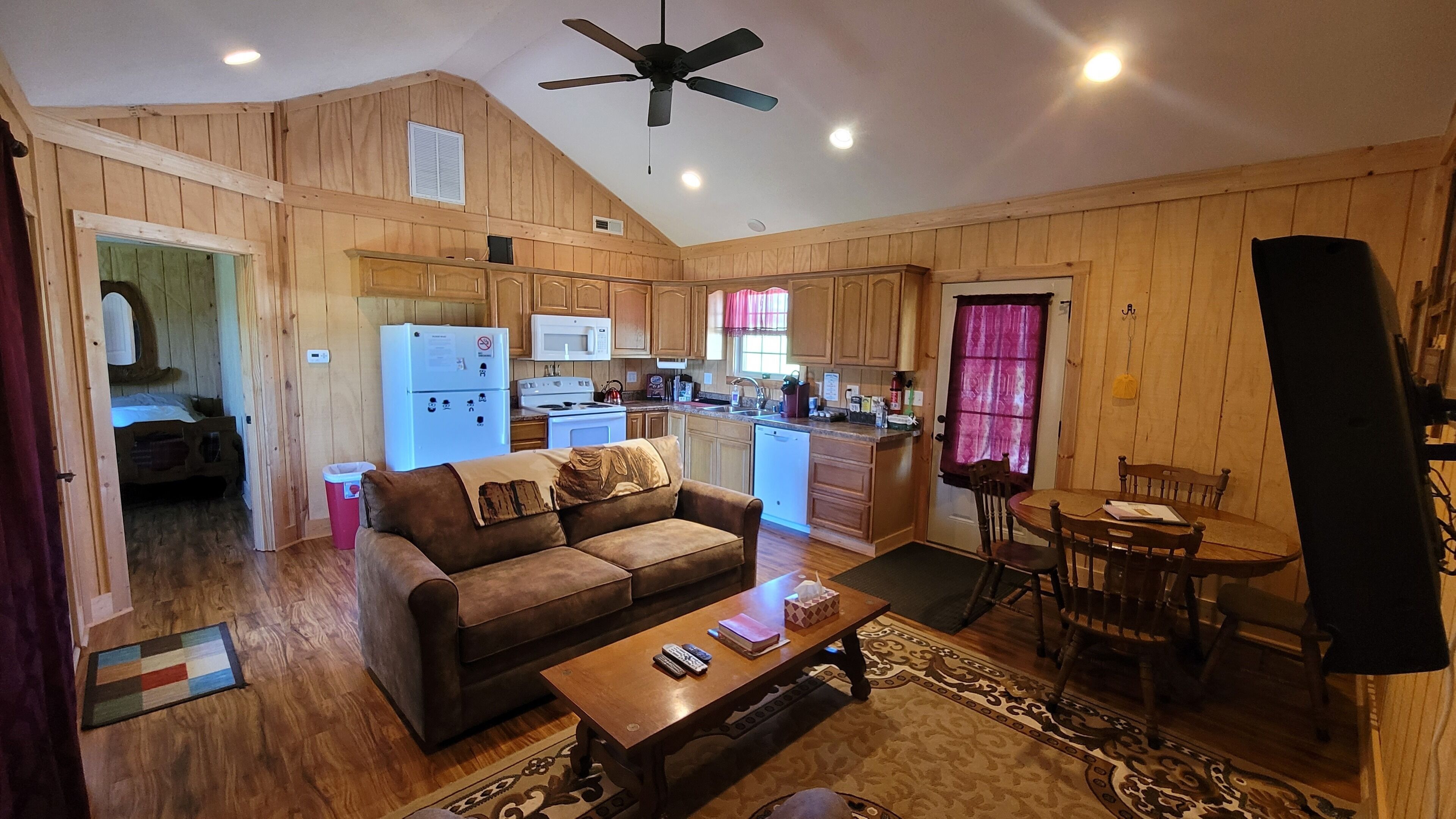 Cozy cabin getaway - Country setting - pond with walking trail