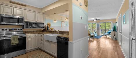 Een koelkast, een microgolfoven, een oven, een kookplaat