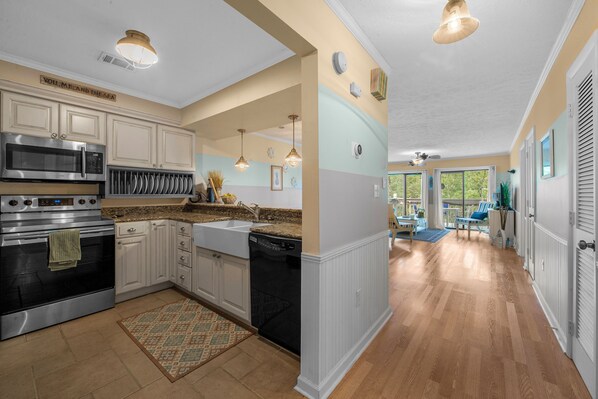 Jääkaappi, mikroaaltouuni, uuni, liesi