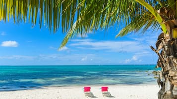 Aan het strand, ligstoelen aan het strand, strandlakens