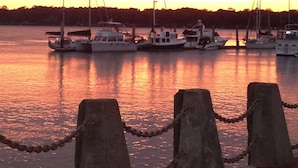 Un port de plaisance avec des bateaux amarrés au coucher du soleil.
