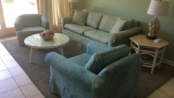 TV connectée, lecteur de DVD, livres