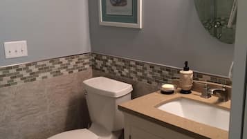 Ensemble douche/baignoire, sèche-cheveux, serviettes fournies, savon