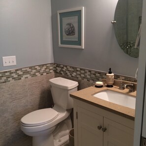 Combined shower/bathtub, hair dryer, towels, soap - Relax & Regroup at the Beach-Fall specials! Call today! (Fripp Island)
