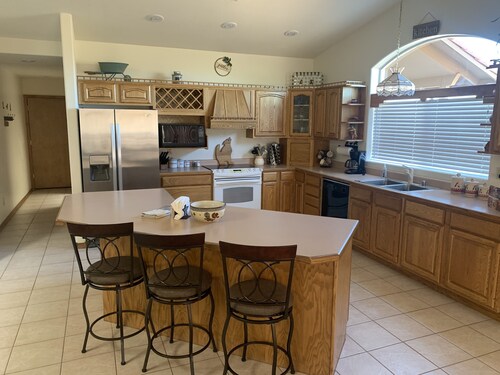 Family Friendly 3bed, 3bath house on Horse Ranch, minutes from trails and shops.