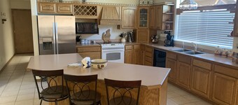 Family Friendly 3bed, 3bath house on Horse Ranch, minutes from trails and shops.