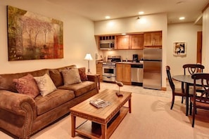 电视、壁炉、立体声音响