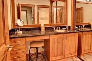 淋浴/盆浴组合、吹风机、毛巾、肥皂