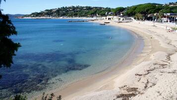 En la playa, sillas reclinables de playa, toallas de playa