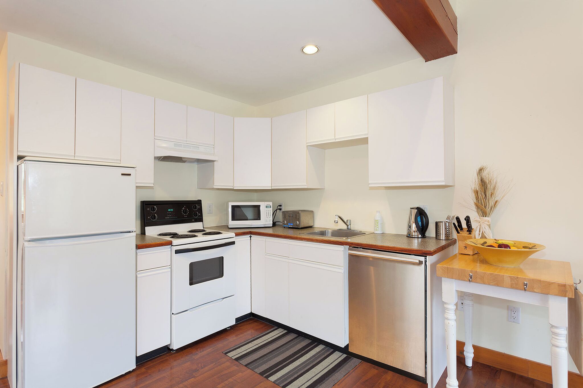 ثلاجة، ميكروويف، فرن، موقد طهي مسطح