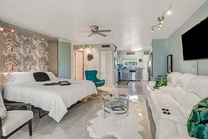 1 bedroom, free WiFi, bed sheets, wheelchair access - Couples Hideaway, walk to Vanderbilt Beach (Naples)