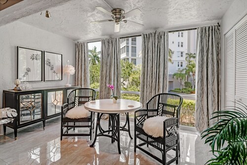 Couples Hideaway, walk to Vanderbilt Beach