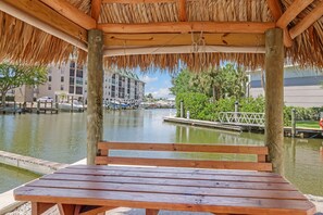Outdoor dining - Couples Hideaway, walk to Vanderbilt Beach (Naples)