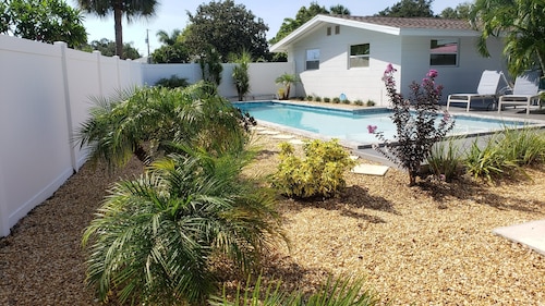 Immaculate, 3 bedroom, 2 bath Close to Siesta Beach, with HEATED POOL