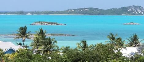 Ranta lähistöllä, aurinkotuoleja, rantapyyhkeitä